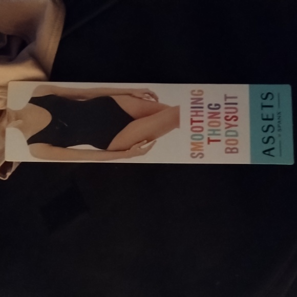 NWT Spanx Womens by assets Remarkable thong Bodysuit - Picture 5 of 5